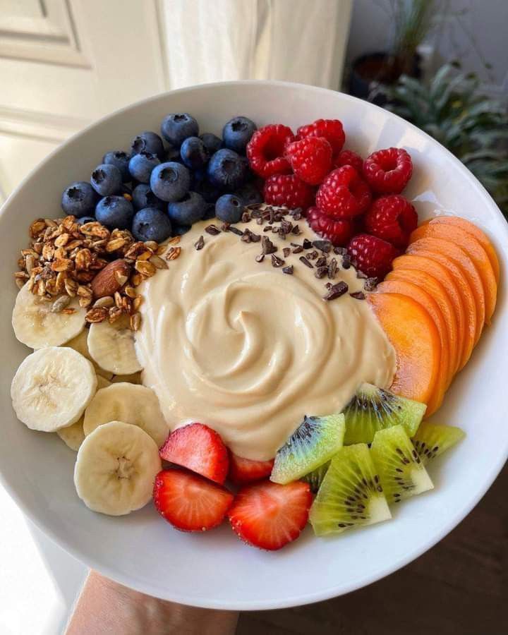 receita de café da manhã prato com diversas frutas saudáveis e apetitosas