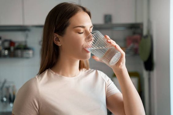 mulher bebendo agua